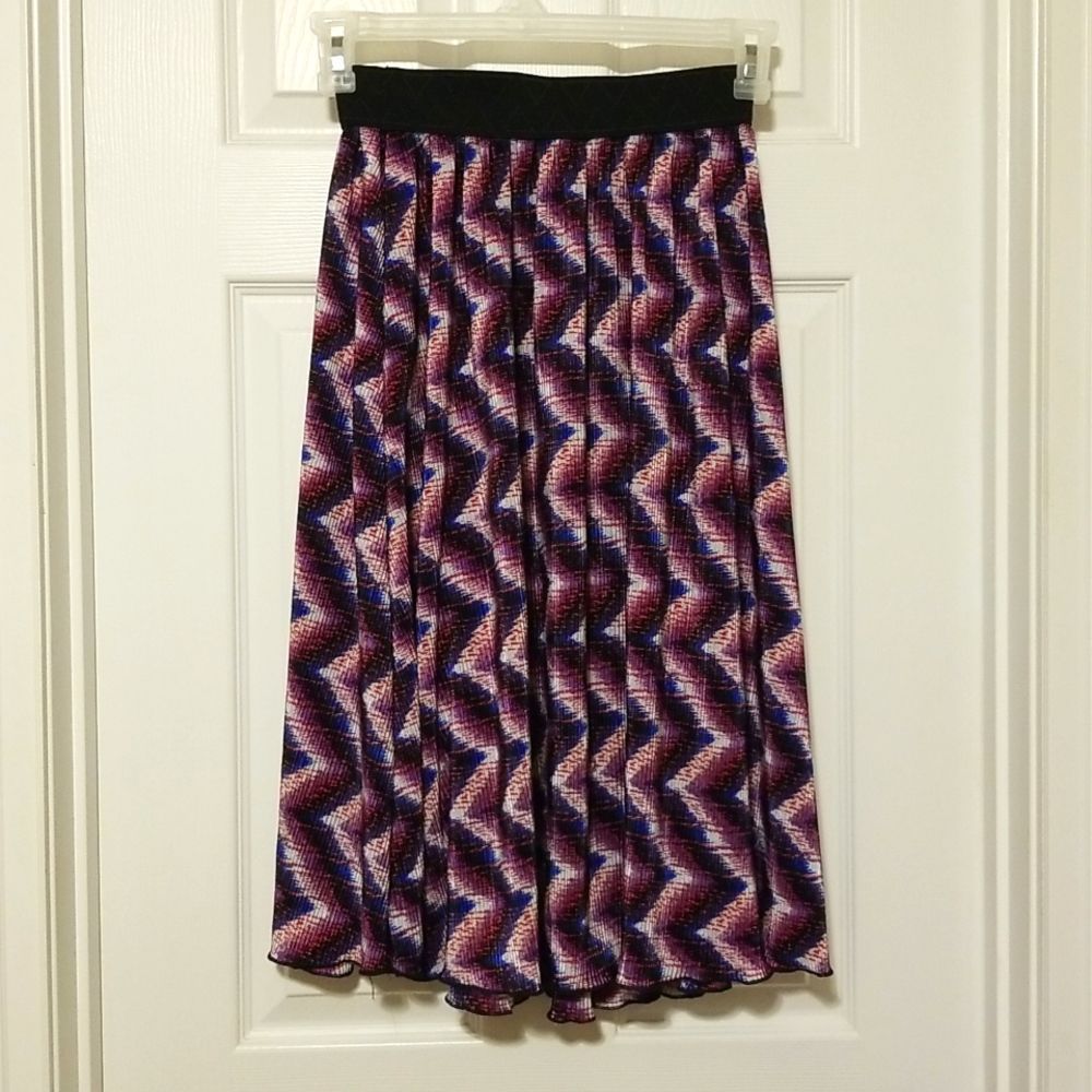 𝅺LULAROE pleated Jill skirt, chevron print with elastic waist band. Size XS